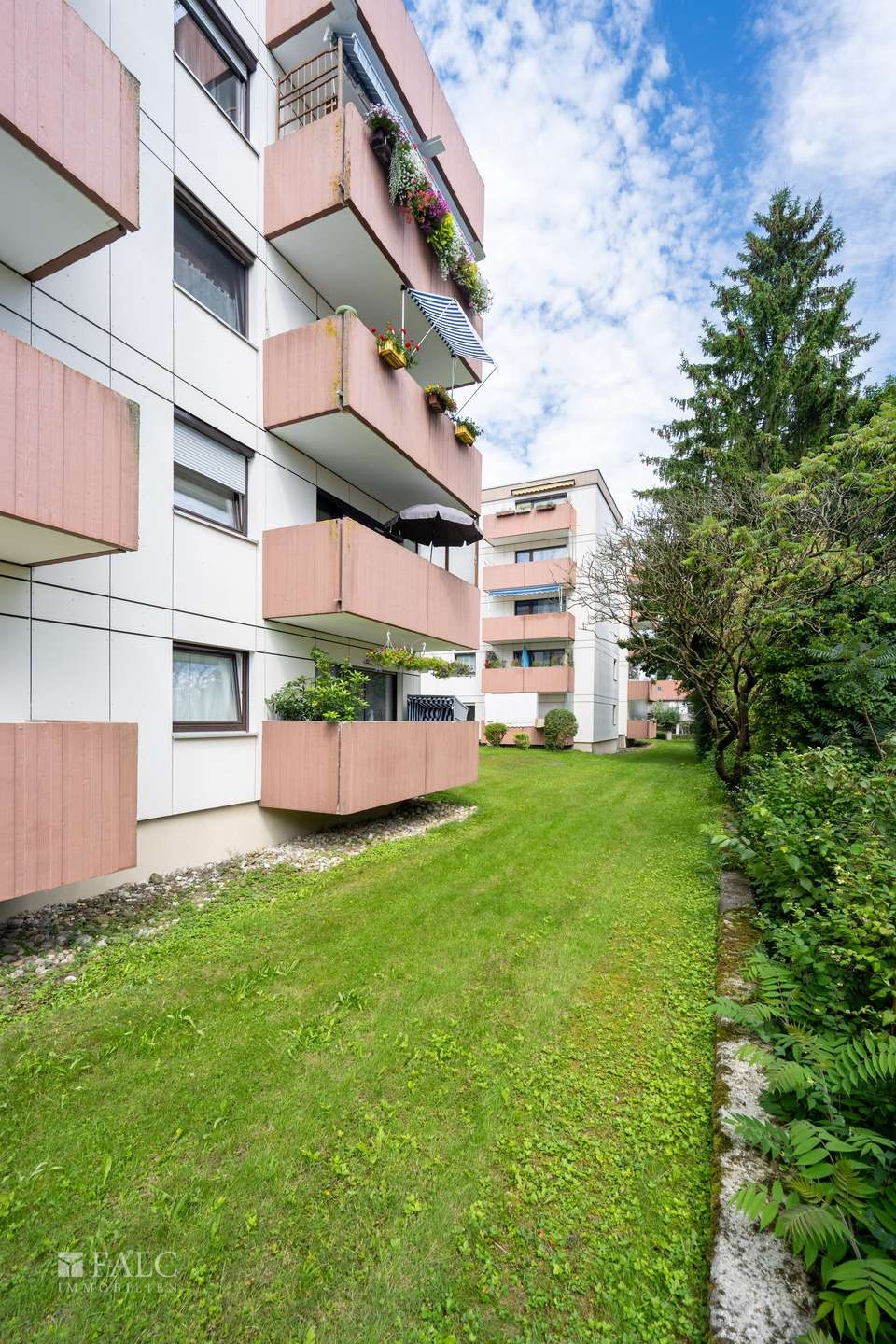 Balkon mit Gebäude Blick Nord hochformat